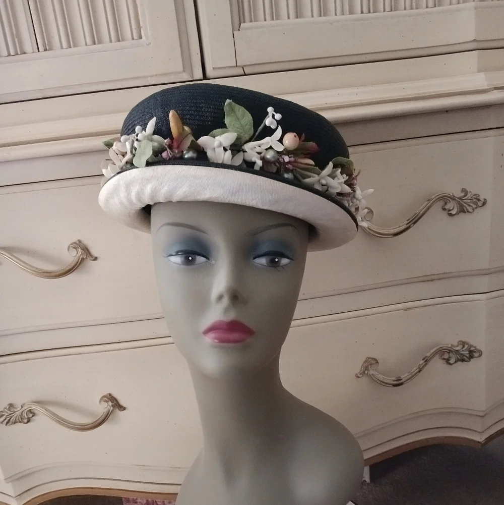 RARE AND STUNNING VINTAGE 1930S/ 40S BLACK STRAW HAT W/ VTG FLORALS AND FRUIT !